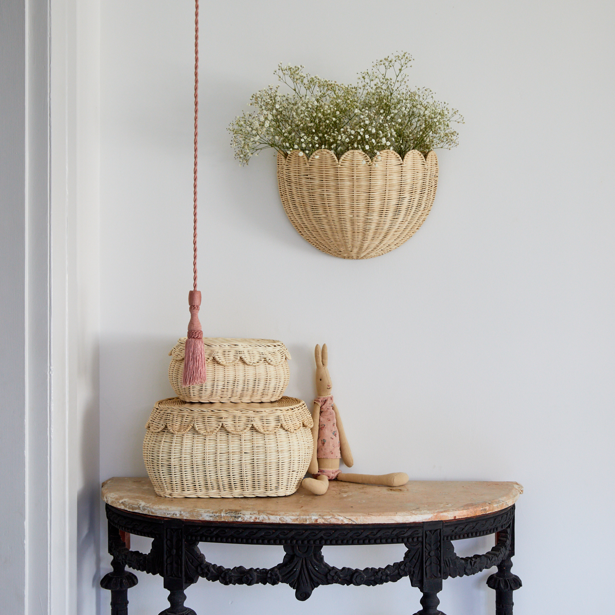 LOLA scalloped wall basket